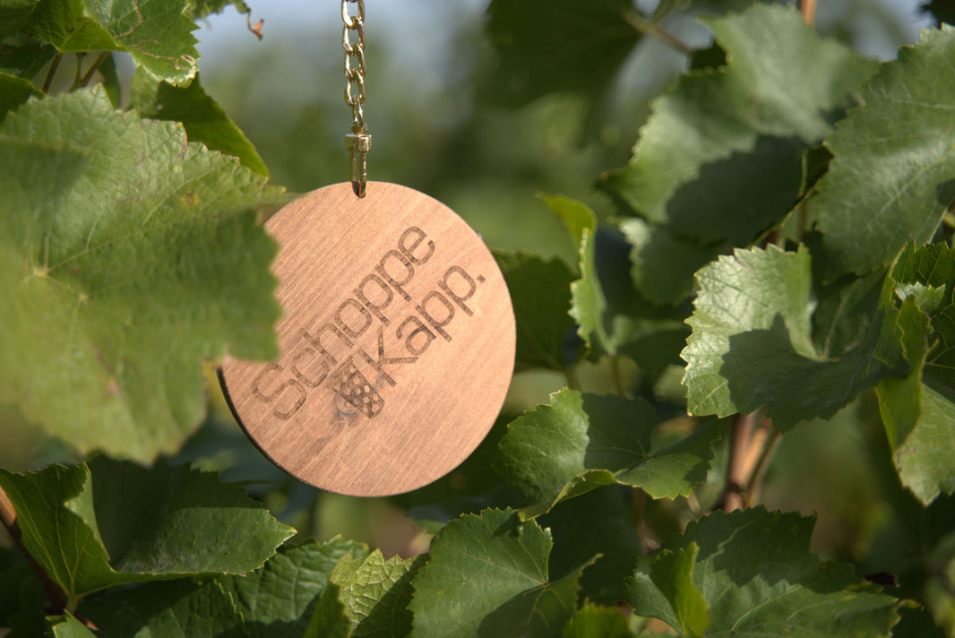 Holzdeckel Dubbeglas; SchoppeKapp Akazie mit einer goldenen Kette